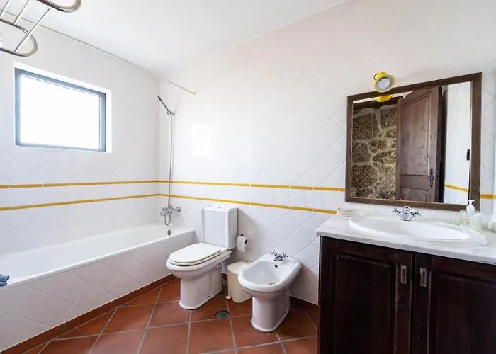 Дом отдыха Casa Do Souto - Com Piscina By House And People Виейра-ду-Минью